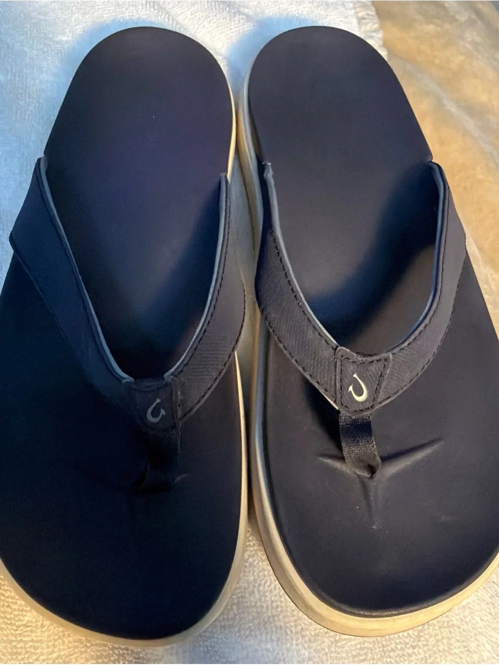 Olakai size 9 Flip Flop Sandals - Blue with Tan Sole grip rubber non marking
